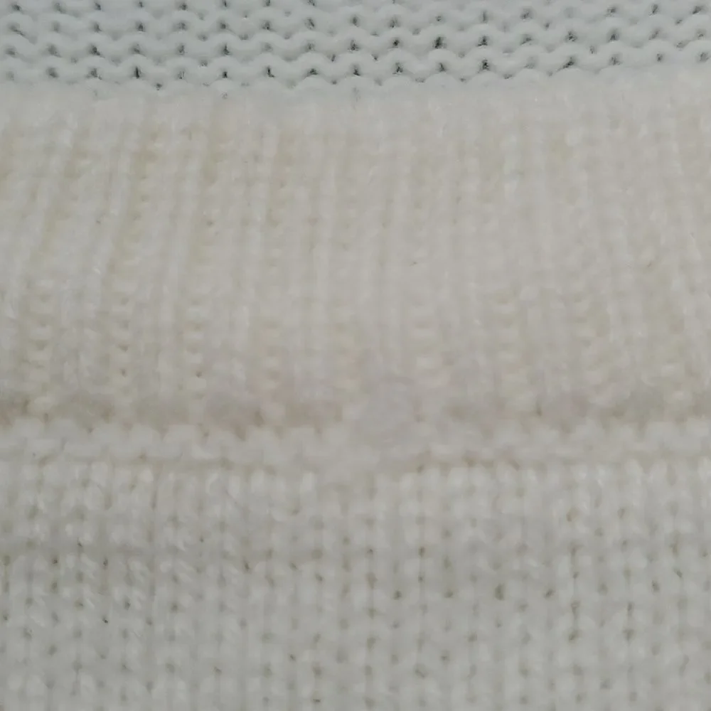 VICKI WAYN  CHRISMAS cream sweater‎  snow flake. Petite medium. Excellent cond.